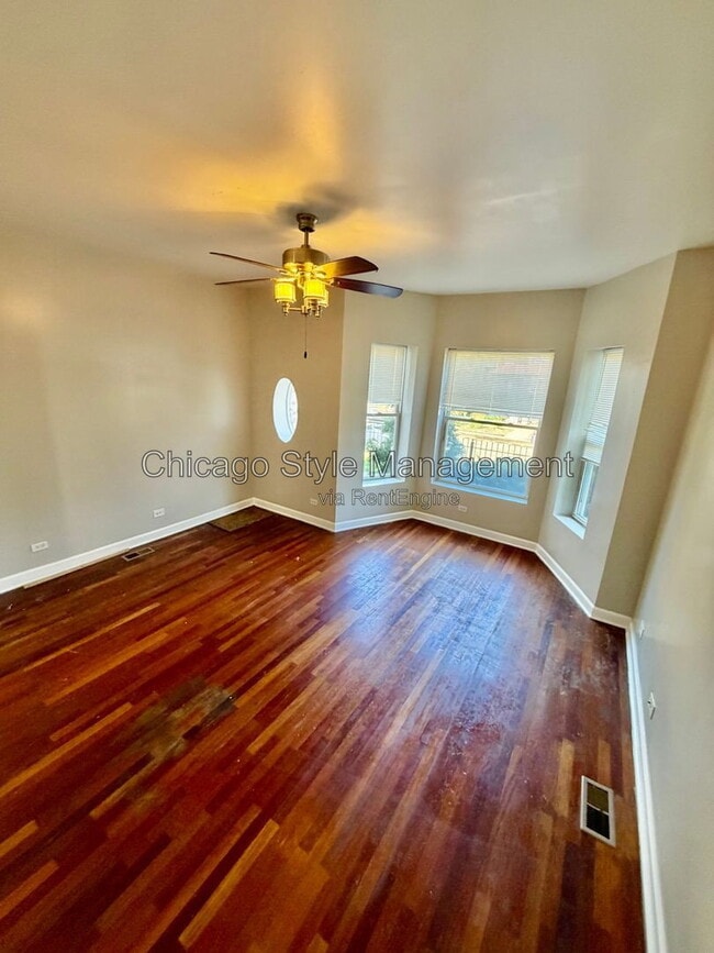 Building Photo - 5739 S Calumet Ave Unit Apartment 1n