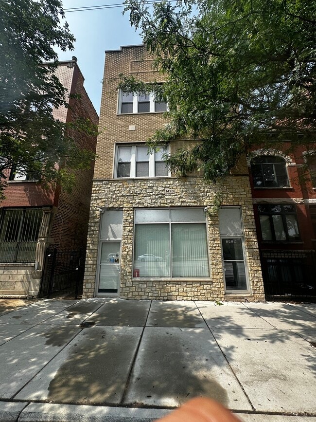Building Photo - 1420 N Western Ave Unit 2F Rental