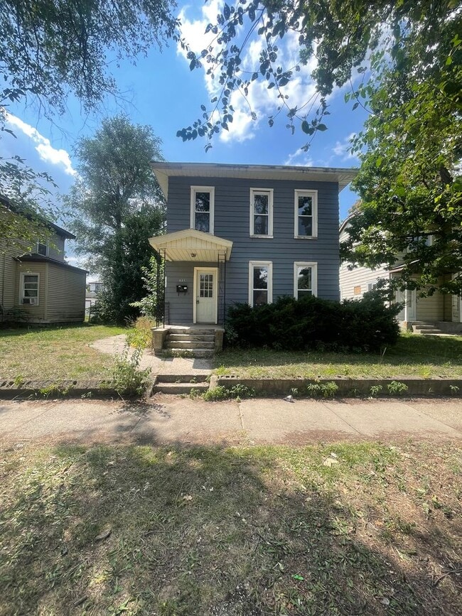 Building Photo - Three Bedroom Single Family Located Near D... Rental