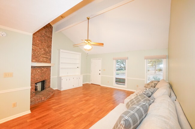 Photo - 325 Mockingbird Ln