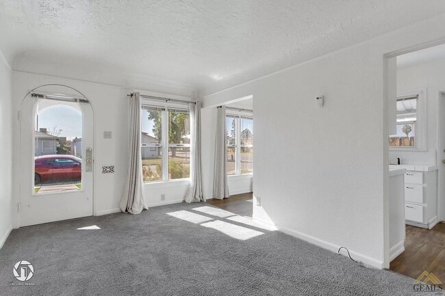Photo - 1 Bedroom Bungalow w/Garage!