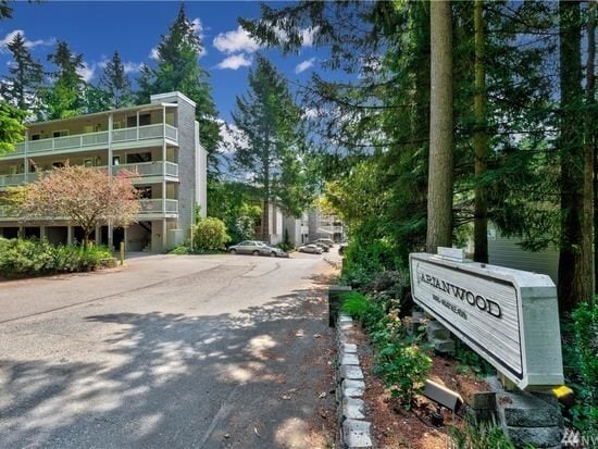 Building Photo - Modern Updated large Bellevue 2bd 2bath Condo!