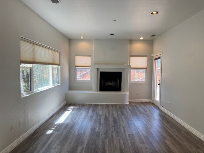 Photo - 1005 15th St NW