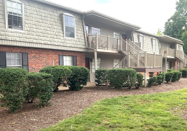 Building Photo - 3818 Country Club Rd Unit F