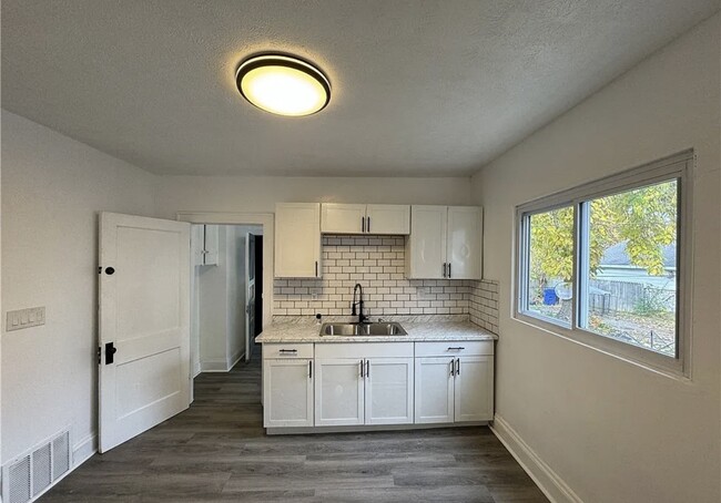 Photo - 3732 E 144th St Unidad Down