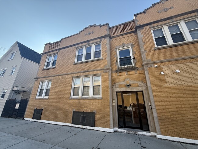 Building Photo - 5333 W Fullerton Ave Unit 1RFB