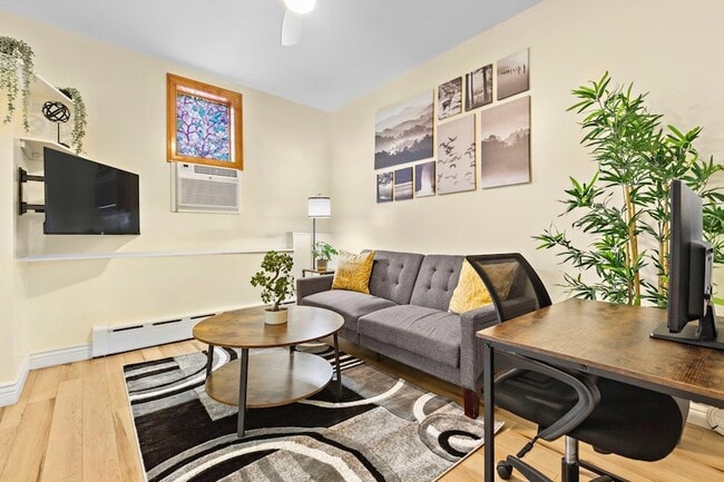 Photo - 137 W 15th St