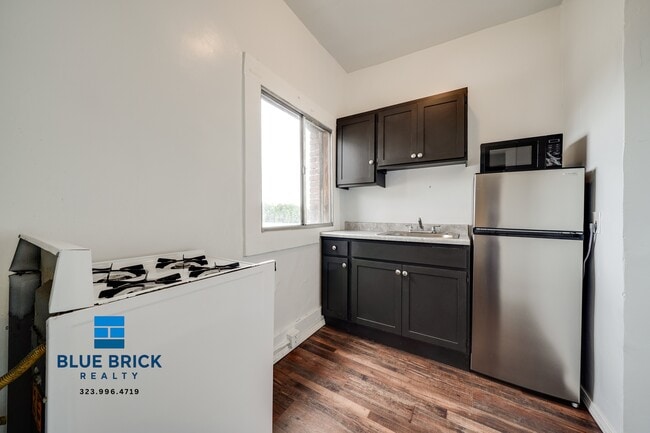 Building Photo - 1420 Flower St Unit 32