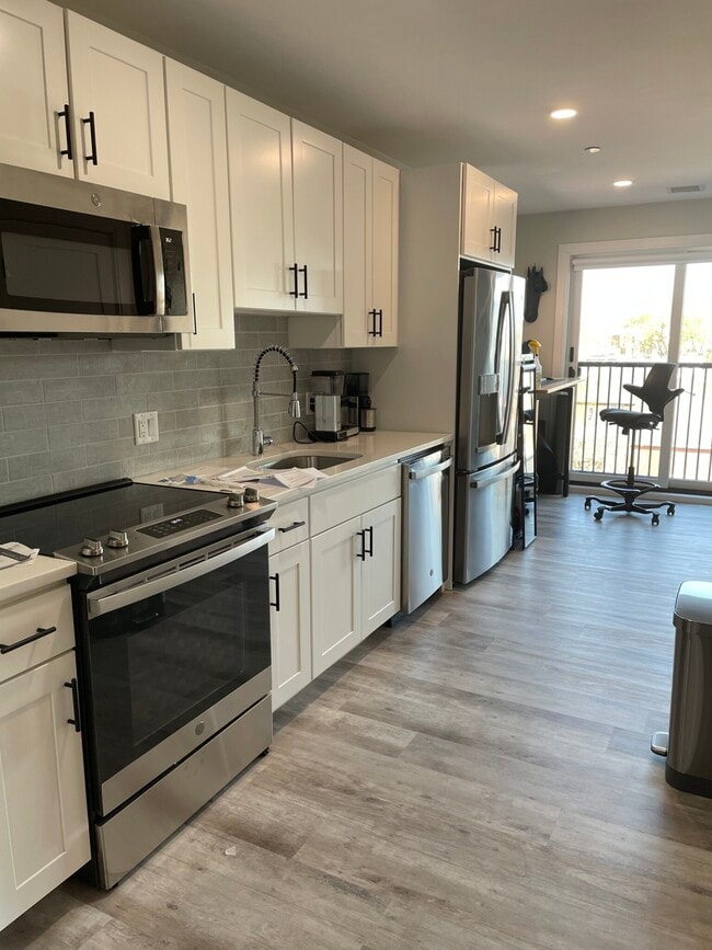 Building Photo - 200 Old Colony Ave Unit 409