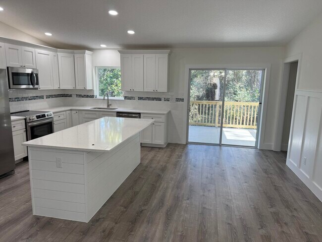 Photo - 611 Queen Rd