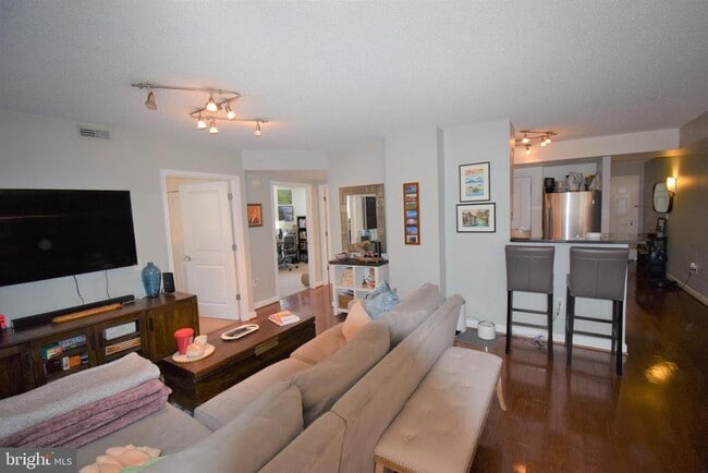 Photo - 880 N Pollard St Unidad 824