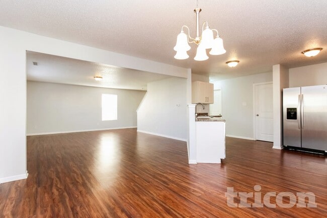 Photo - 453 Bridgewater Dr