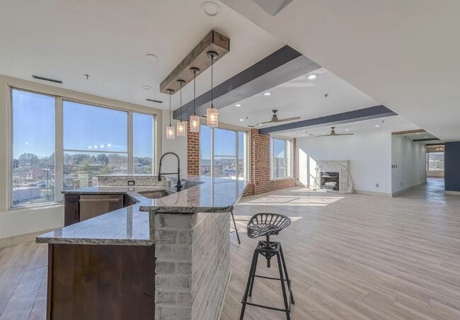 Photo - Fabulous ENTIRE 5th Floor DOWNTOWN 4/3.5 L... Unit 500