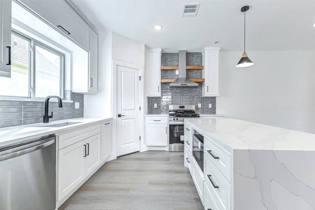 Building Photo - 5640 Dolores St