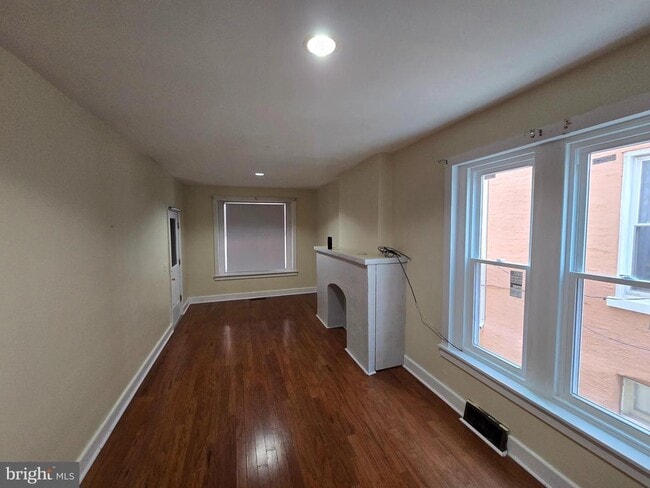 Photo - 147 W Douglass St