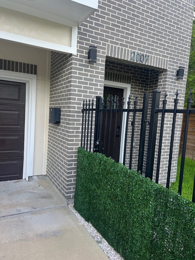 Photo - 2007 Briley St