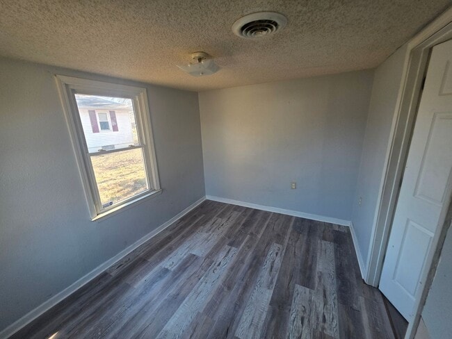 Photo - Spacious 3 bedroom!!