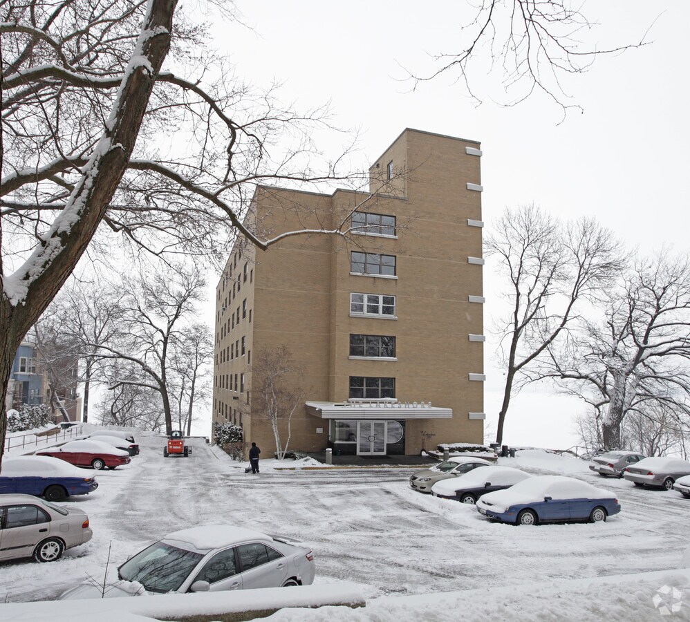 The Lakeshore - The Lakeshore Apartments