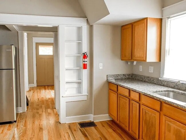 Building Photo - 5 Bedroom - Close to campus!
