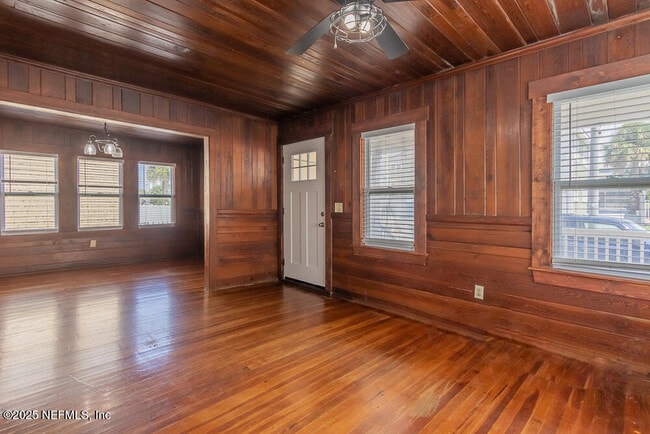 Photo - 1718 1st St N