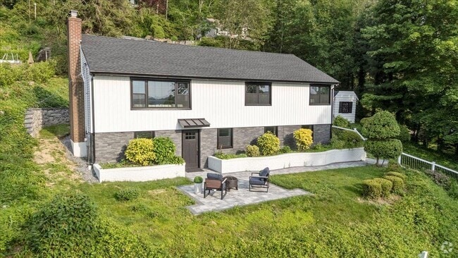 Building Photo - 8 Fairway Pl Rental