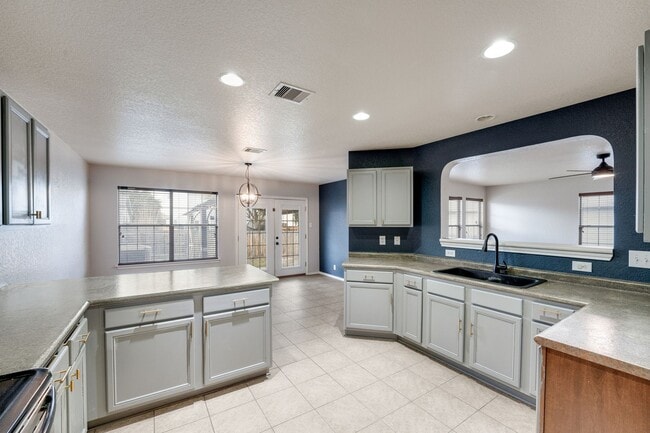 Building Photo - Charming & Spacious 3/2.5 in Mesa Creek JUST REDUCED