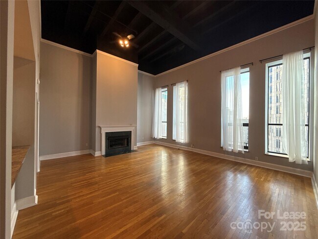 Photo - 127 N Tryon St Unidad 608