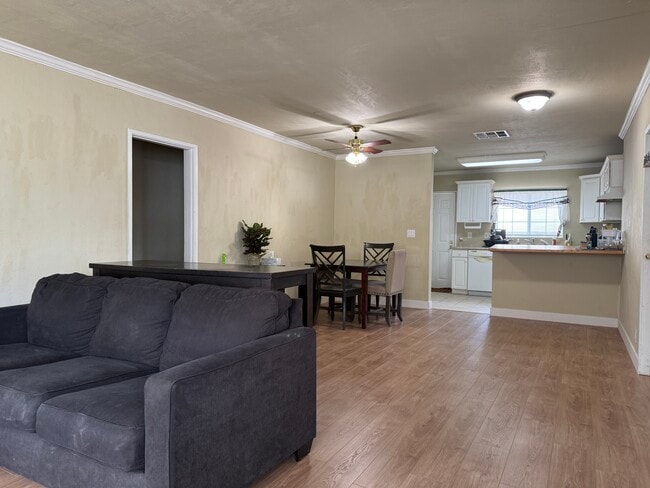 Photo - 11050 Keswick St