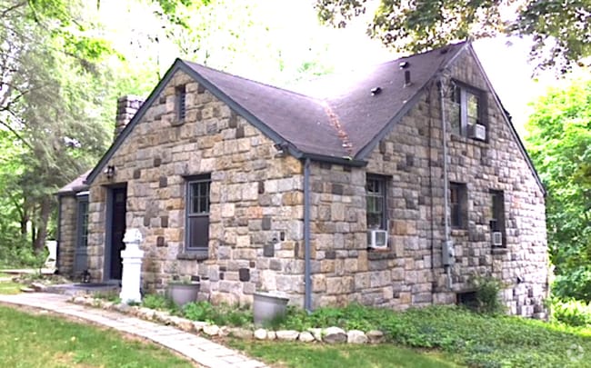 Building Photo - 40 Newtown Turnpike Rental