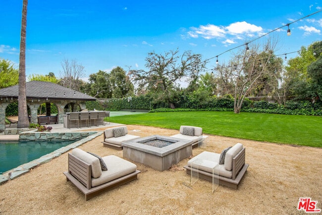 17352 Magnolia Blvd