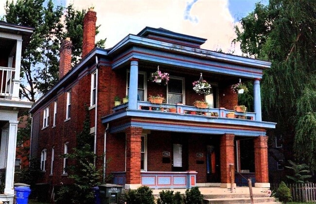 Building Photo - 1704 Oak St Unit 1704