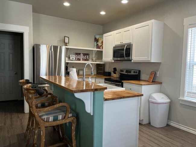 Photo - 4212 TX-35 BUS