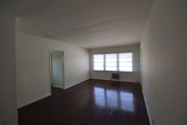 Photo - 11041 Moorpark St Unit 04