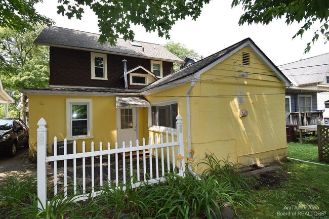 Building Photo - 1331 White St Rental