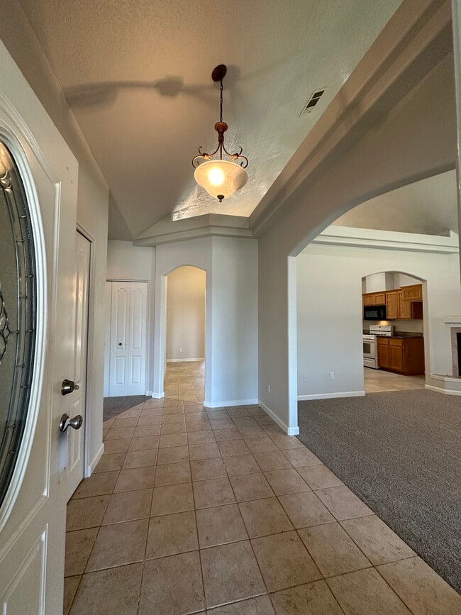 Photo - 992 Heather Way