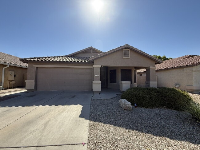 Building Photo - "Charming 3-Bed, 2-Bath in the beautiful Crystal Gardens Lake Community  – Your Perfect Home Awai...
