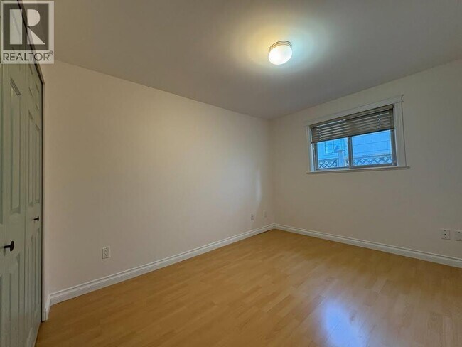 Photo - 4463-446A 46a St