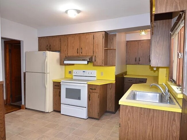 Building Photo - 16 Newport Ter Unit 16 Newport Ter Rental