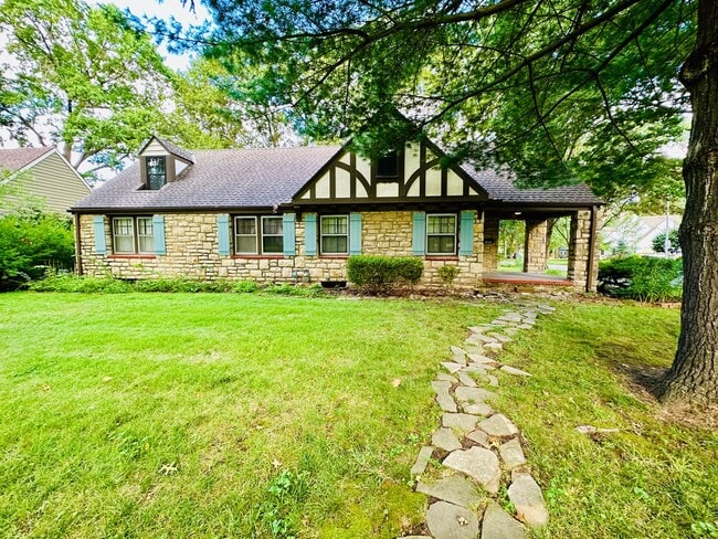 {8100} Picture Perfect Leawood Cottage + C... - {8100} Picture Perfect Leawood Cottage + C... House