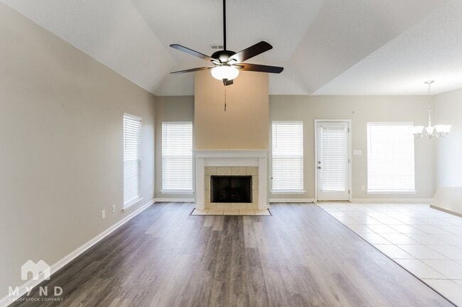 Photo - 540 Classic Dr N