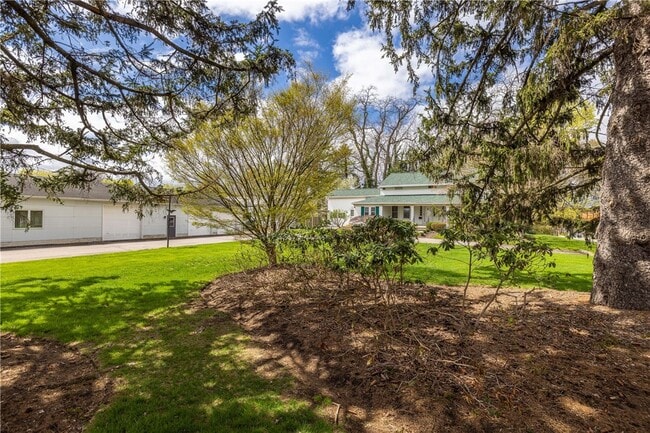 Photo - 1253 Fairport Rd