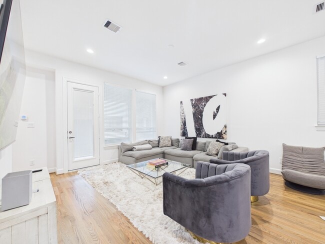 Photo - 2711 Clinton Dr