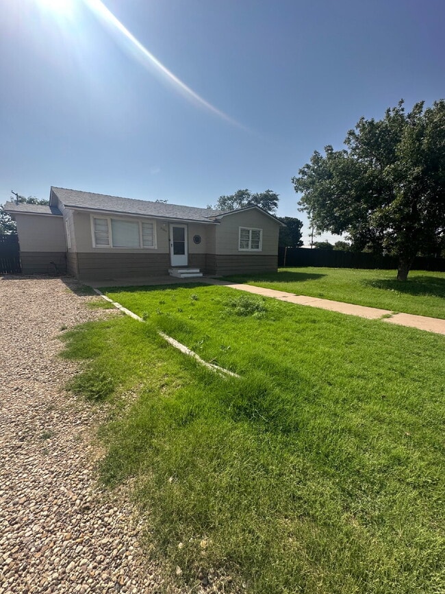 Building Photo - Spacious 2/1 in Petersburg, TX Rental