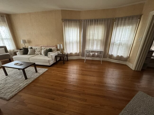 Lado de la sala de estar - 57 Florence Ave Unidad upper