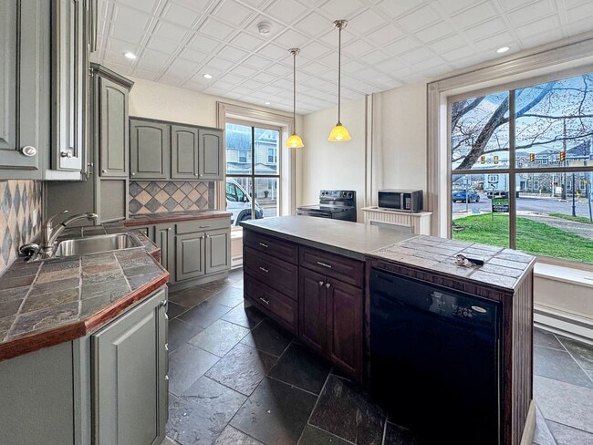 Building Photo - 144 Bloom St Unit #101