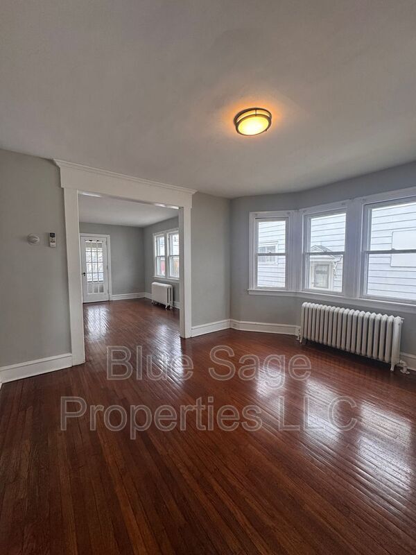 Photo - 210 W Dupont St