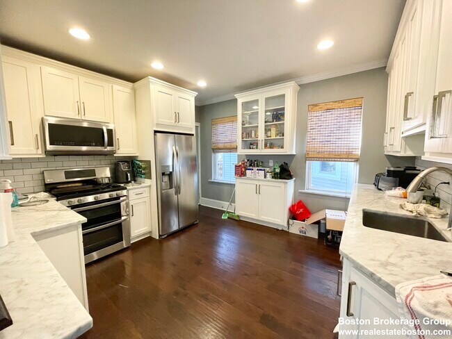 Building Photo - 8 Taft St Unit 2