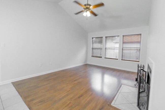 Photo - 206 Parkwood Cir