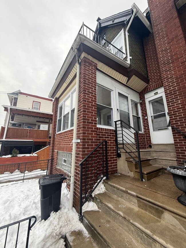 Building Photo - 514 W Champlost Ave Unit 1st floor