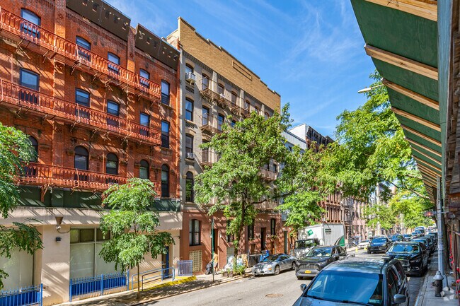 Photo - 520-522 W 50th St